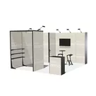 400x400cm - stoisko Modularico M50 układ L-00644, zaplecze, sufit, lada, lampy, regał, mocowanie TV, stół, hokery