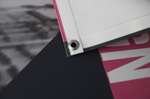 Frontlit Banner 450 - UV -Druck, obere und untere Federkedar 8 mm / Seiten Schweißnaht + Stiche 10 alle 30 cm