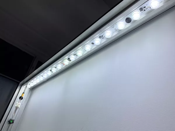 200x250cm - stojąca rama S100T, podświetlenie krawędziowe LED, stopa Mono HPL, profil srebrny