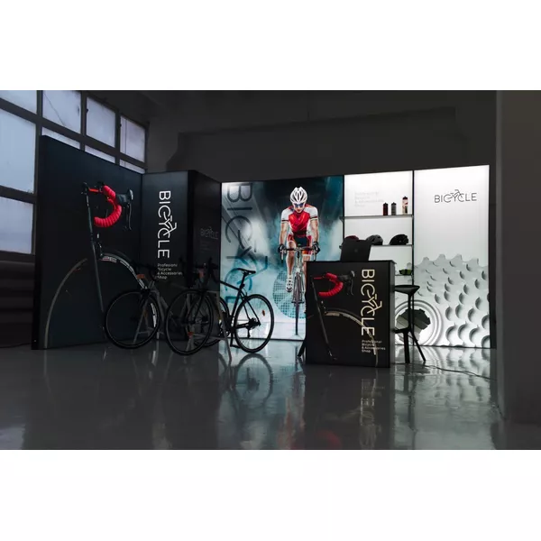 3x3m - stoisko Modularico M100 LED układ L-00333M100, zaplecze, lada, półki, mocowanie TV