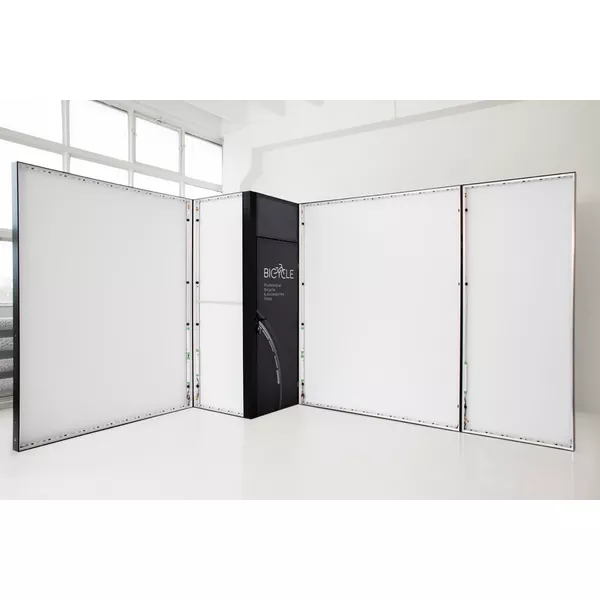 3x3m - stoisko Modularico M100 LED układ L-00133M100, zaplecze, lada