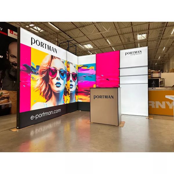 3x3m - stoisko Modularico M100 LED układ L-00333M100, zaplecze, lada, półki, mocowanie TV