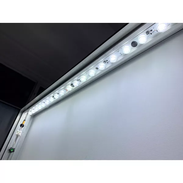 200x250cm - stojąca rama S100T, podświetlenie krawędziowe LED, stopa Mono HPL, profil srebrny